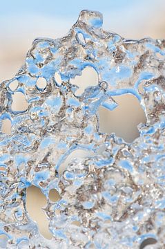 Eis, das durch gefrorenes Wasser auf Schnee entsteht von Margot van den Berg