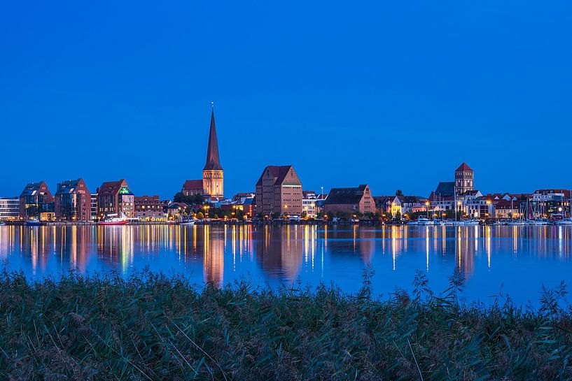 Uitzicht over de Warnow naar de Hanzestad Rostock naar de Blauwe Stu van Rico Ködder