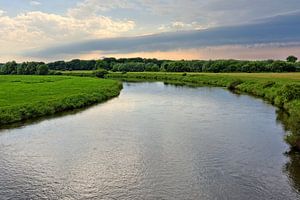 Aufziehendes Gewitter an der Aller