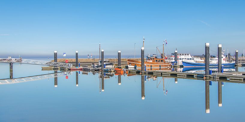 De haven van Lauwersoog als een spiegel op een windstille winterdag von Harrie Muis