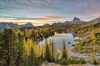 Herbst am Lago Federa in den Dolomiten