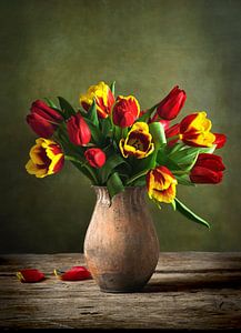 Blumenstillleben mit roten und gelben Tulpen
