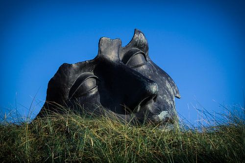 Bronzen beeld van Igor Mitoraj op de Boulevard in Scheveningen bij Museum Beelden aan Zee