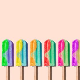 Reihe der Regenbogen-farbigen Eiscreme-förmigen Lutschersüßigkeiten von Kaat Zoetekouw