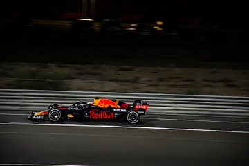 Max Verstappen beim Rennen auf dem Losail Circuit, Doha Katar 2021 von Bianca Fortuin