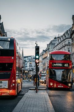 De twee rode bussen in Londen van MADK