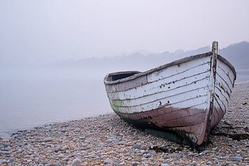 Verweerde boot op kiezelstrand van Art & Soul Creations
