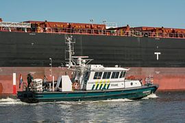 Customs Patrol Vessel Kokmeeuw on the North Sea Canal. by scheepskijkerhavenfotografie