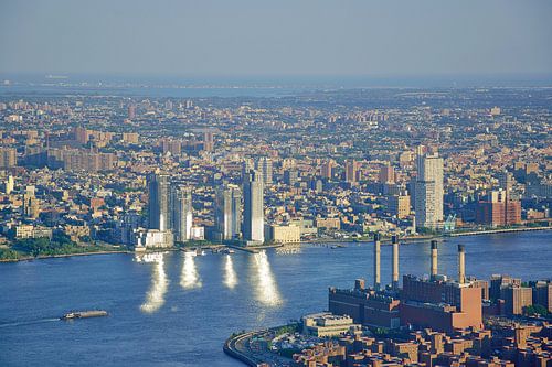 Zonnereflecties op de East River
