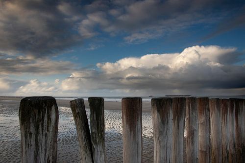 Golfbrekers langs de Zeeuwse kust.