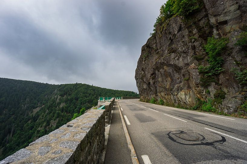 France - Rue courbe de la route de cretes à côté de rochers massifs par adventure-photos