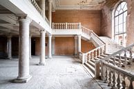 Große Verlassene Treppe. von Roman Robroek – Fotos verlassener Gebäude Miniaturansicht