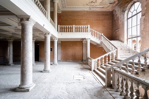 Grand escalier abandonné.