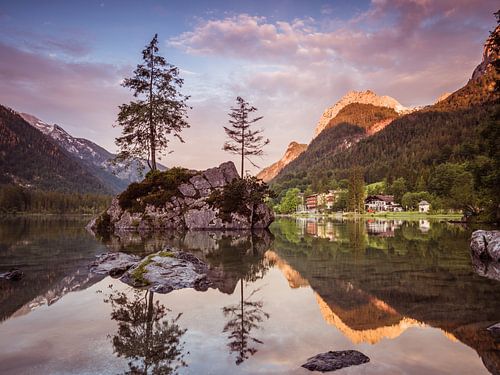 Zonsopgang aan de Hintersee in Ramsau
