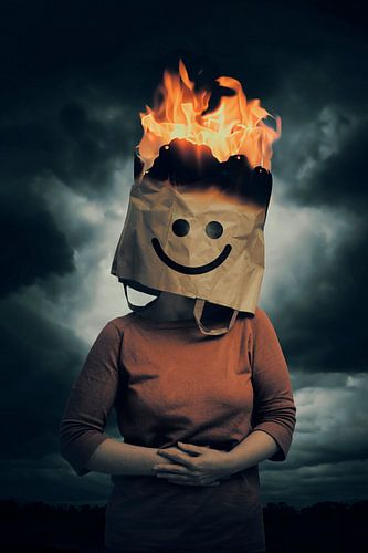 Burn-out Metaforisch Uitgebeeld: Vrouw met Brandende Papieren Zak