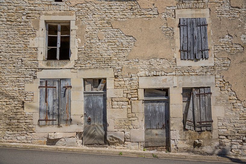 Portes et fenêtres anciennes dans les bâtiments en France par Joost Adriaanse