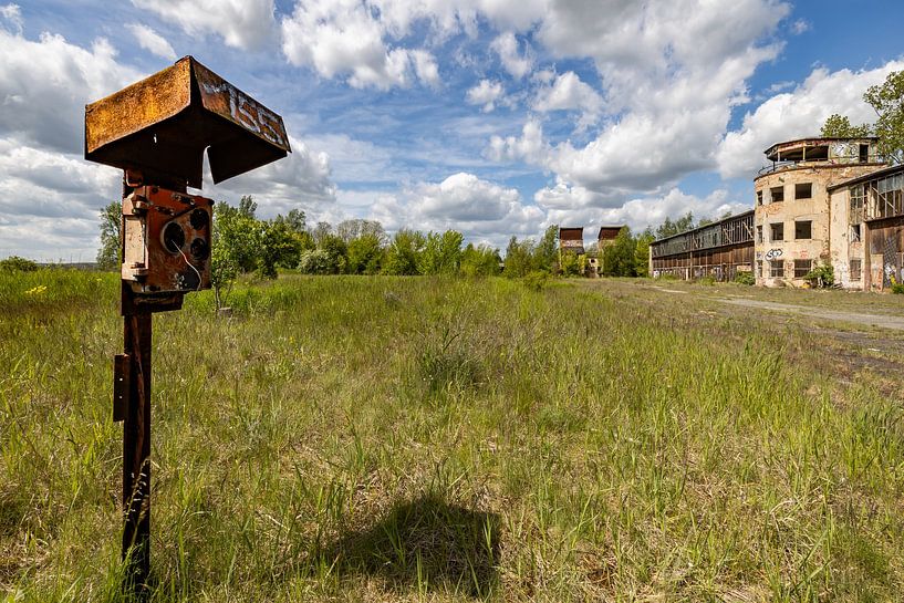 Telefon auf dem Flugfeld mit altem Tower im Hintergrund - Lost Place Alter Flugplatz Rangsdorf von Frank Herrmann