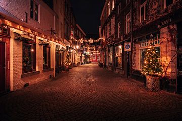 Koestraat in Maastricht bij avond – sfeervolle straatfotografie
