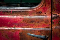 Vieille porte rouillée d'un pick-up