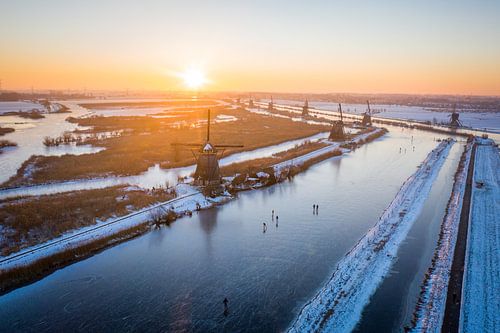 Ijskoude ochtend in Kinderdijk met schaatsers