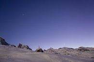 Winterlandschaft im Wallis mit Bruder Klaus Kapelle Zermatt. von Martin Steiner Miniaturansicht