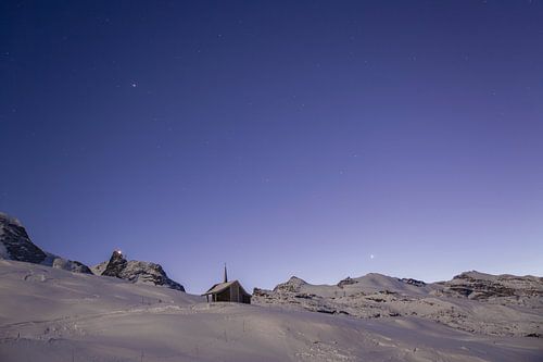 Winterlandschaft im Wallis mit Bruder Klaus Kapelle Zermatt.