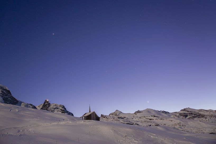 Winterlandschaft im Wallis mit Bruder Klaus Kapelle Zermatt. von Martin Steiner