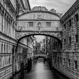 Italie en carré noir et blanc, Venise - Le Pont des Soupirs sur Teun Ruijters