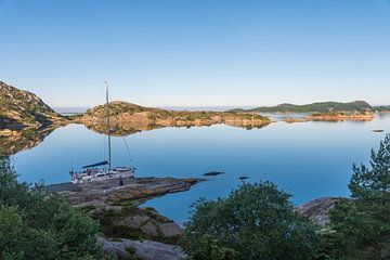 Zeilboot voor de kust van Noorwegen van Manon Verijdt