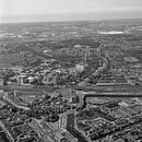 1983: zwart/wit luchtfoto van het Stationskwartier in Leiden van Frans Rombout thumbnail