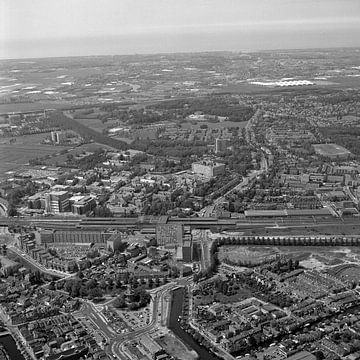 1983: zwart/wit luchtfoto van het Stationskwartier in Leiden van Frans Rombout