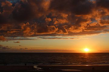 Sonnenuntergang mit Wolkenreflektion auf Sylt von Martin Flechsig