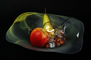 Groene energie met fruit, glas en een gloeilamp van Ruud Krispijn