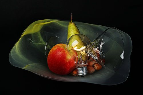 Grüne Energie mit Obst, Glas und einer Glühbirne