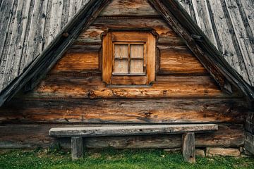 Du banc en bois à la maison en bois sur Patrycja Polechonska