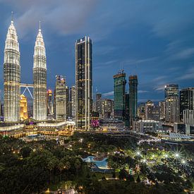 De skyline van Kuala Lumpur met de 2 Petronas Twin Towers links in beeld. van Claudio Duarte