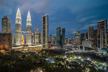 De skyline van Kuala Lumpur met de 2 Petronas Twin Towers links in beeld. van Claudio Duarte