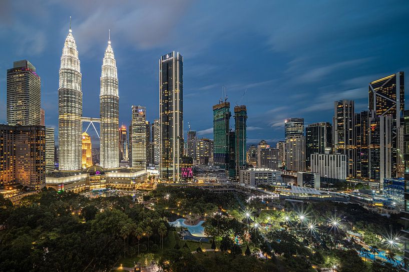 De skyline van Kuala Lumpur met de 2 Petronas Twin Towers links in beeld. van Claudio Duarte