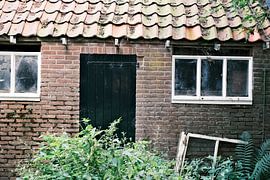 Porte d'écurie et fenêtres d'une ferme | Pays-Bas | Photographie de rue sur Diana van Neck Photography