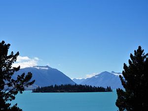 The blue colors of Lake Tekapo, New Zealand von J V