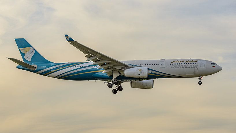 Avion de ligne Airbus A330-300 d'Oman Air. par Jaap van den Berg