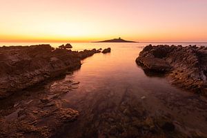 L'île lointaine au coucher du soleil sur Fabrizio Micciche
