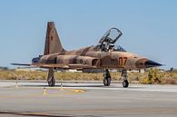 Een Northrop F-5N Tiger II taxiet richting de kop van de start- en landingsbaan op NAS Fallon. van Jaap van den Berg thumbnail