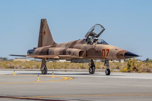 Een Northrop F-5N Tiger II taxiet richting de kop van de start- en landingsbaan op NAS Fallon.