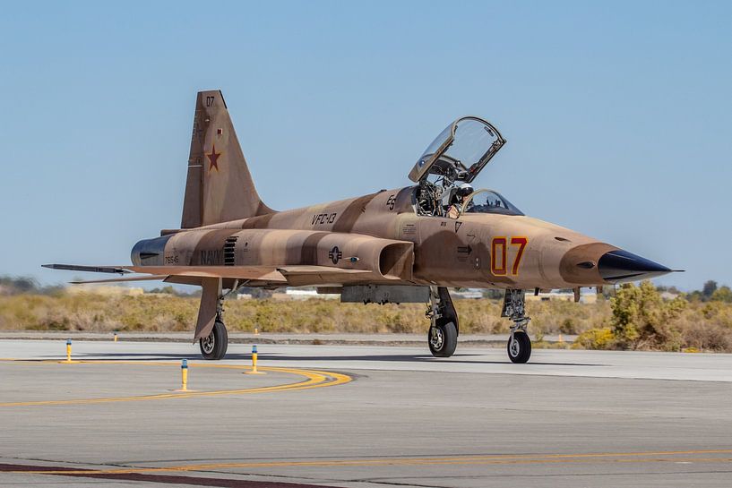 Een Northrop F-5N Tiger II taxiet richting de kop van de start- en landingsbaan op NAS Fallon. van Jaap van den Berg