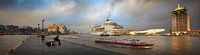 Amsterdam IJ met cruise schip, pont en rondvaartboot
