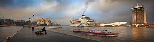 Amsterdam IJ avec bateau de croisière, ferry et bateau d'excursion sur Bert Rietberg