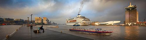 Amsterdam IJ mit Kreuzfahrtschiff, Fähre und Ausflugsschiff von Bert Rietberg