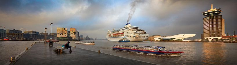 Amsterdam IJ met cruise schip, pont en rondvaartboot van Bert Rietberg