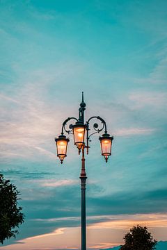 Lampadaire italien le soir sur Xander Broekhuizen